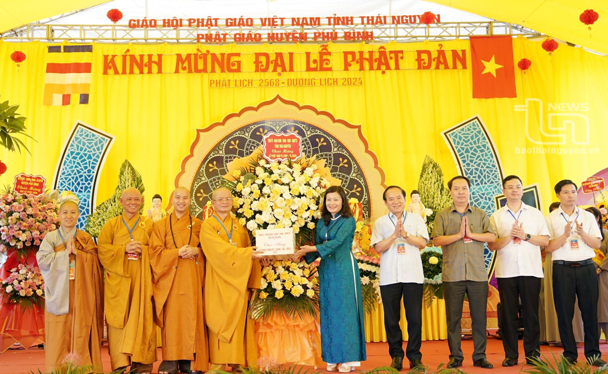 Lãnh đạo tỉnh dự Đại lễ Phật đản tại chùa Ca