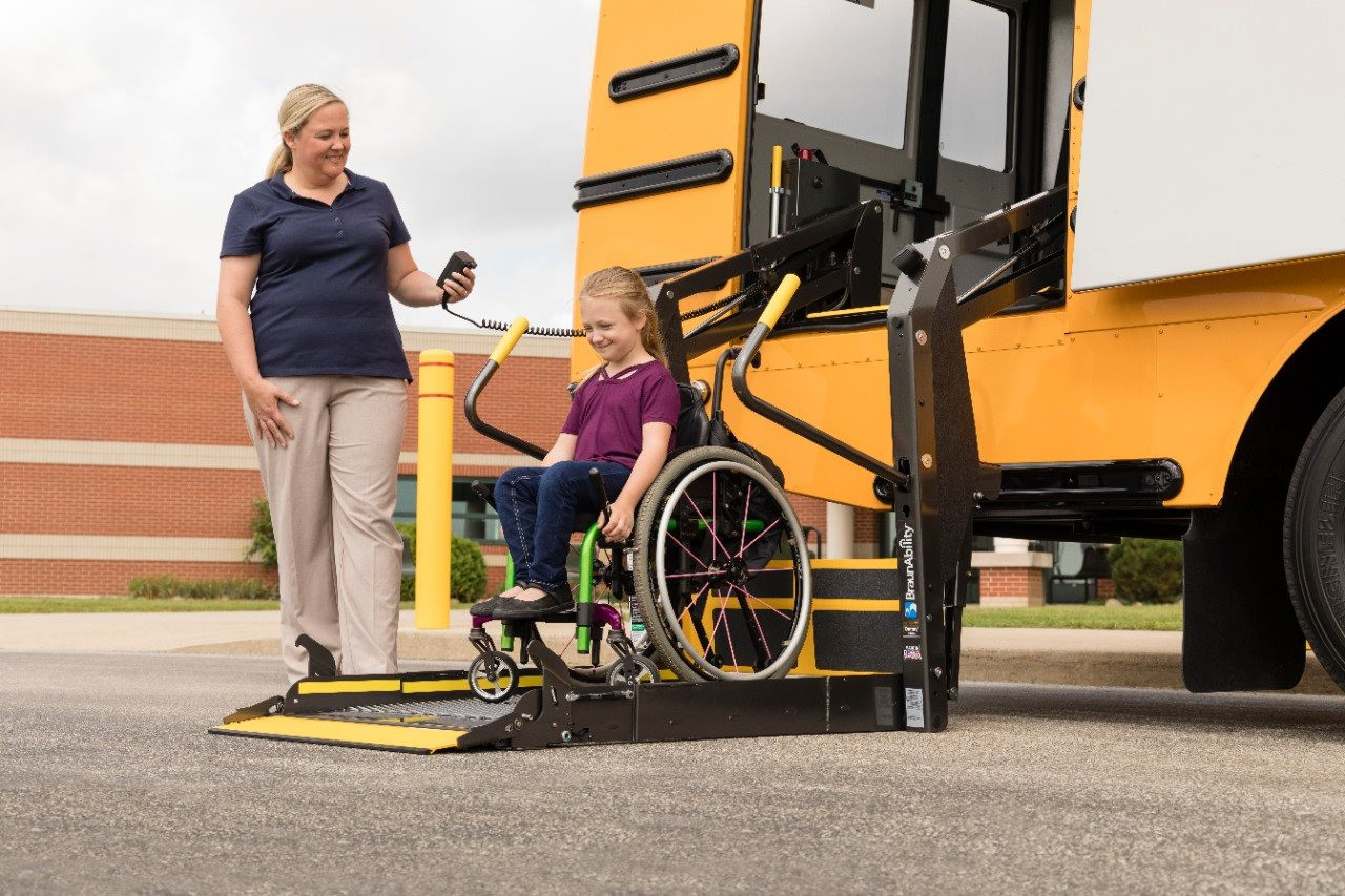 Bộ nâng xe lăn được tích hợp trên xe buýt chở học sinh. Ảnh: BraunAbility