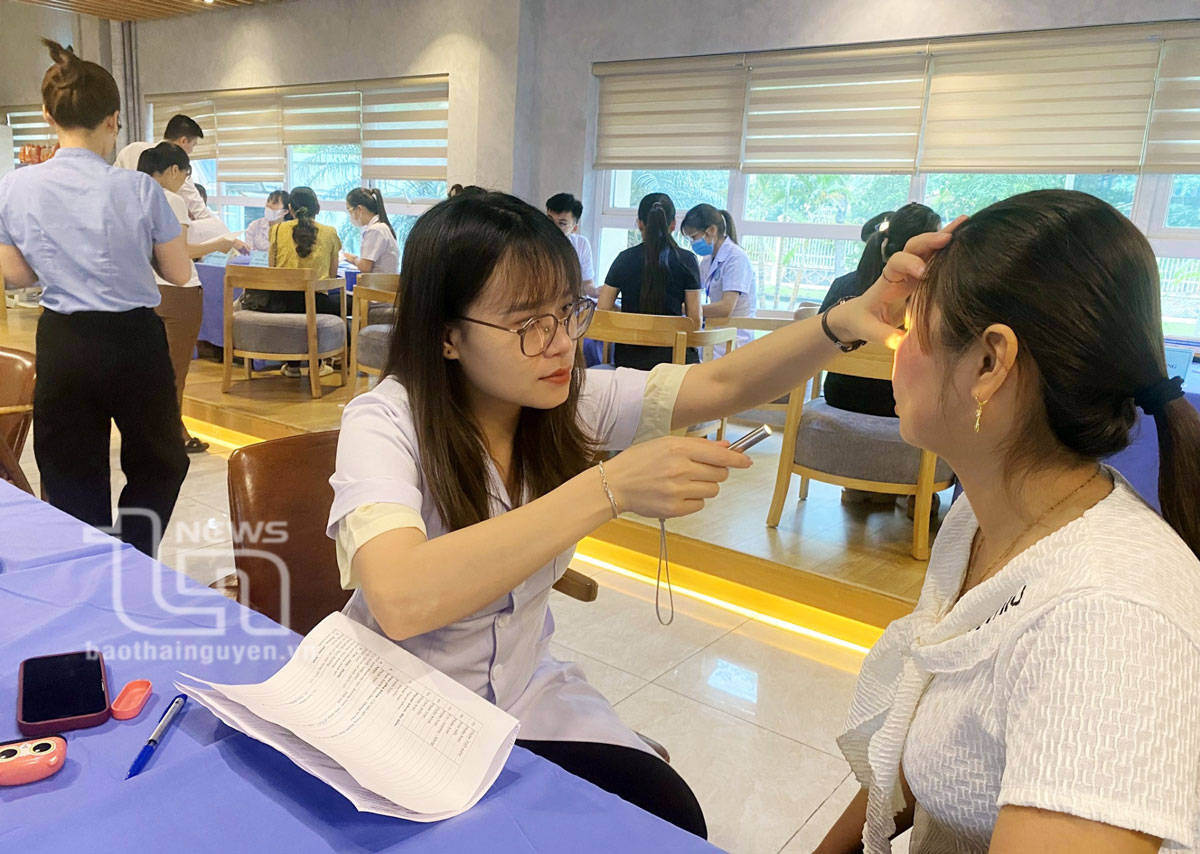 Khám bệnh, cấp phát thuốc miễn phí nhân dịp Tháng Công nhân