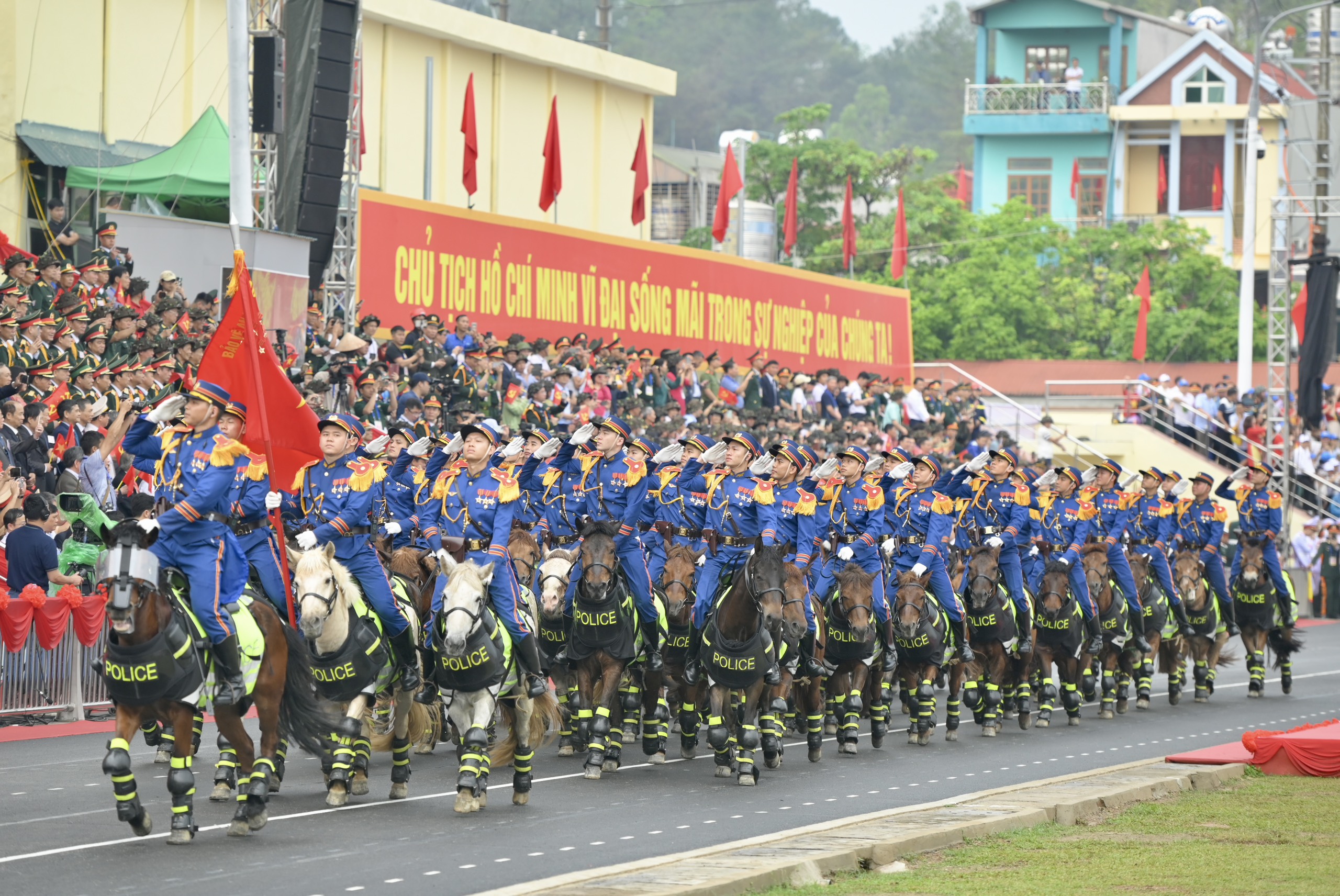 Khối Cảnh sát cơ động Kỵ binh diễu binh.