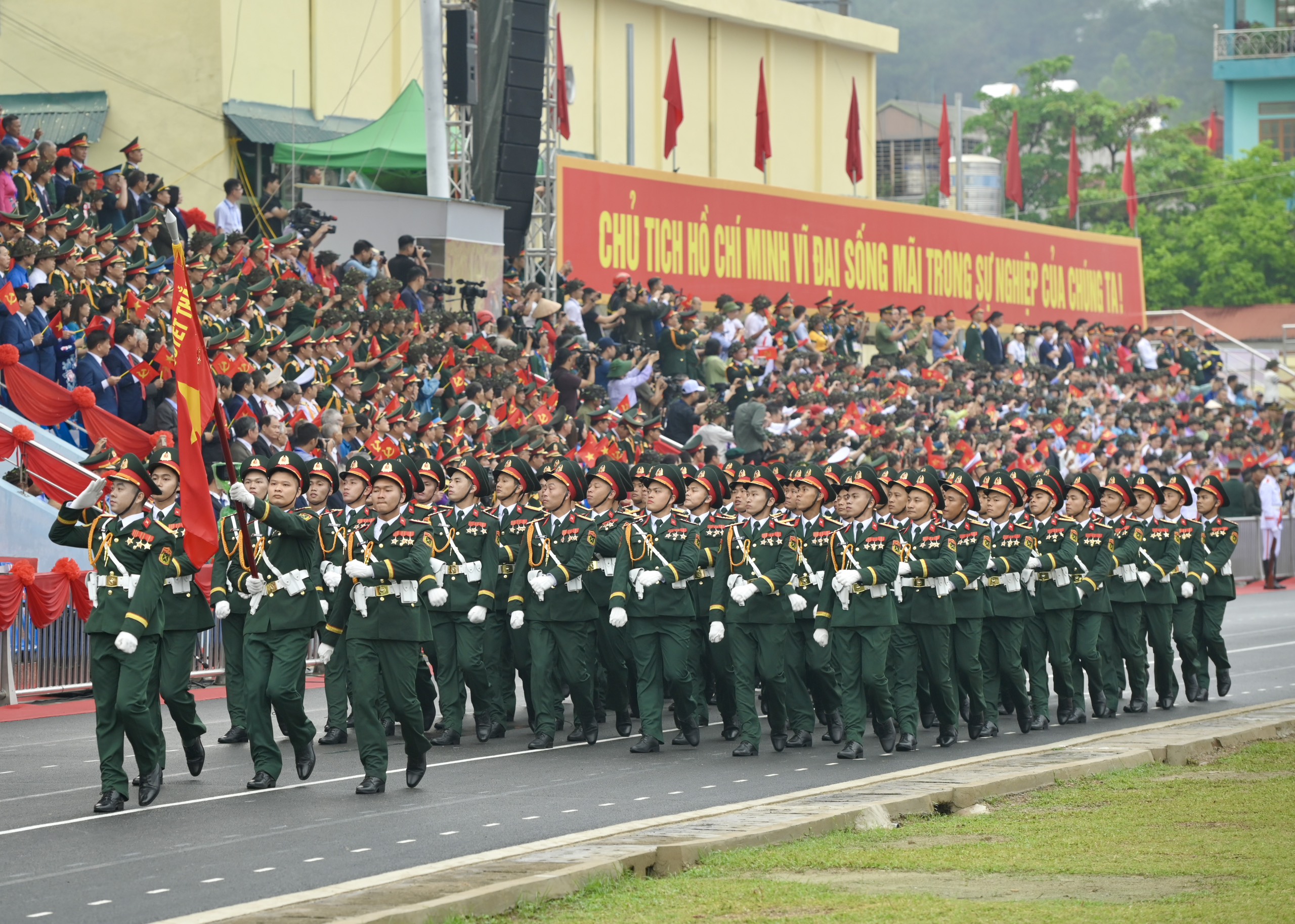 Sau khi các khối thực hiện diễu binh, diễu hành qua lễ đài sẽ tiếp tục tiến ra các tuyến phố chính tại TP. Điện Biên Phủ, trước sự chào đón và cổ vũ nồng nhiệt của đông đảo nhân dân, du khách.