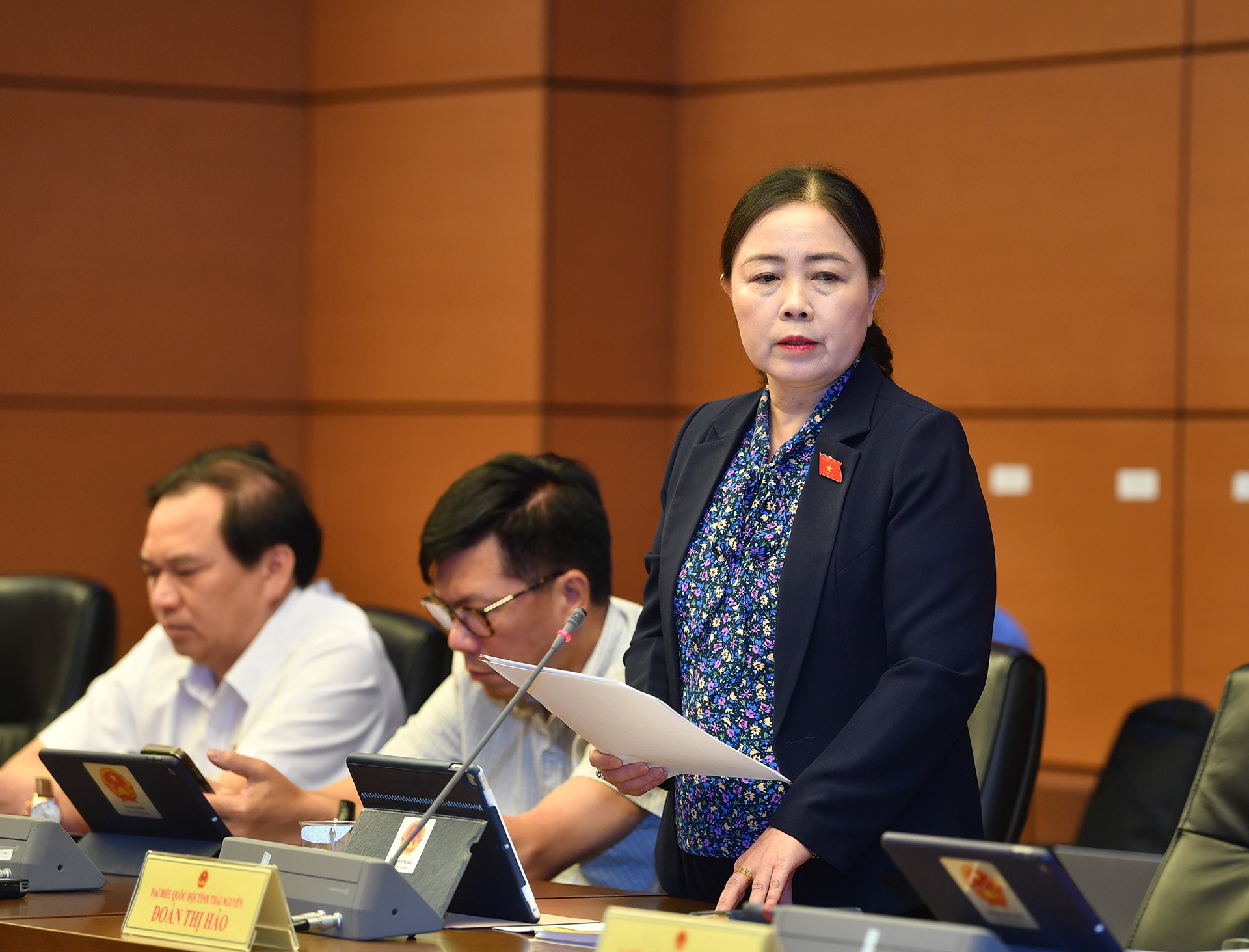 Đại biểu Phạm Trọng Nghĩa phát biểu ý kiến trong phiên thảo luận tổ. (Ảnh: DUY LINH)