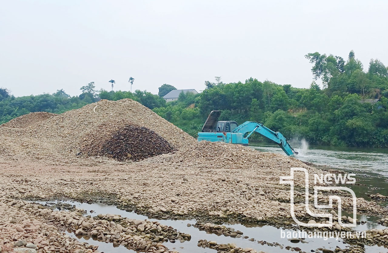 Nguy cơ sạt lở bờ sông Công do khai thác mỏ cát