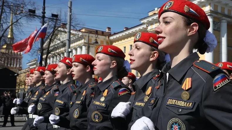 Các nữ học viên tham gia diễu hành ở St. Petersburg. (Ảnh: RIA Novosti)