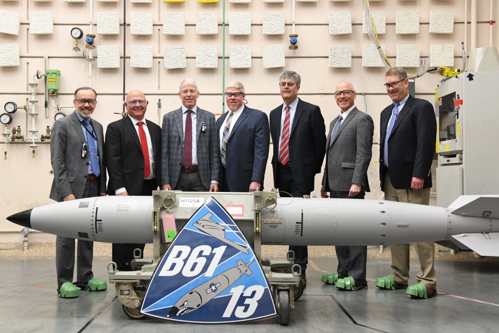Các quan chức Mỹ trong buổi giới thiệu siêu bom hạt nhân B61-13. Ảnh: NNSA/X