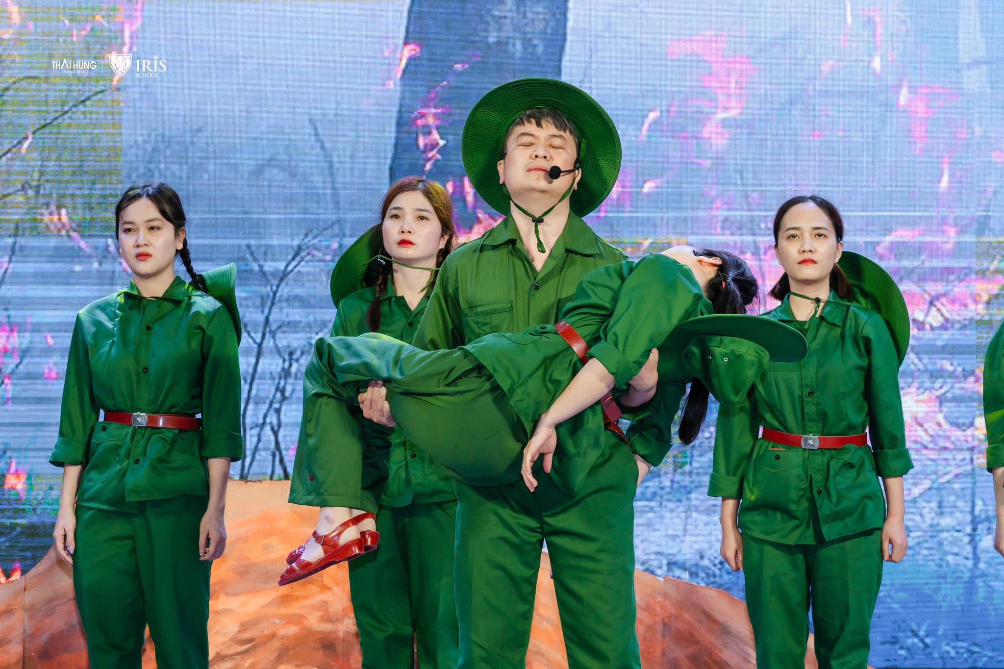 Trường Iris thắp lửa tự hào dân tộc qua 'vang mãi khúc khải hoàn'