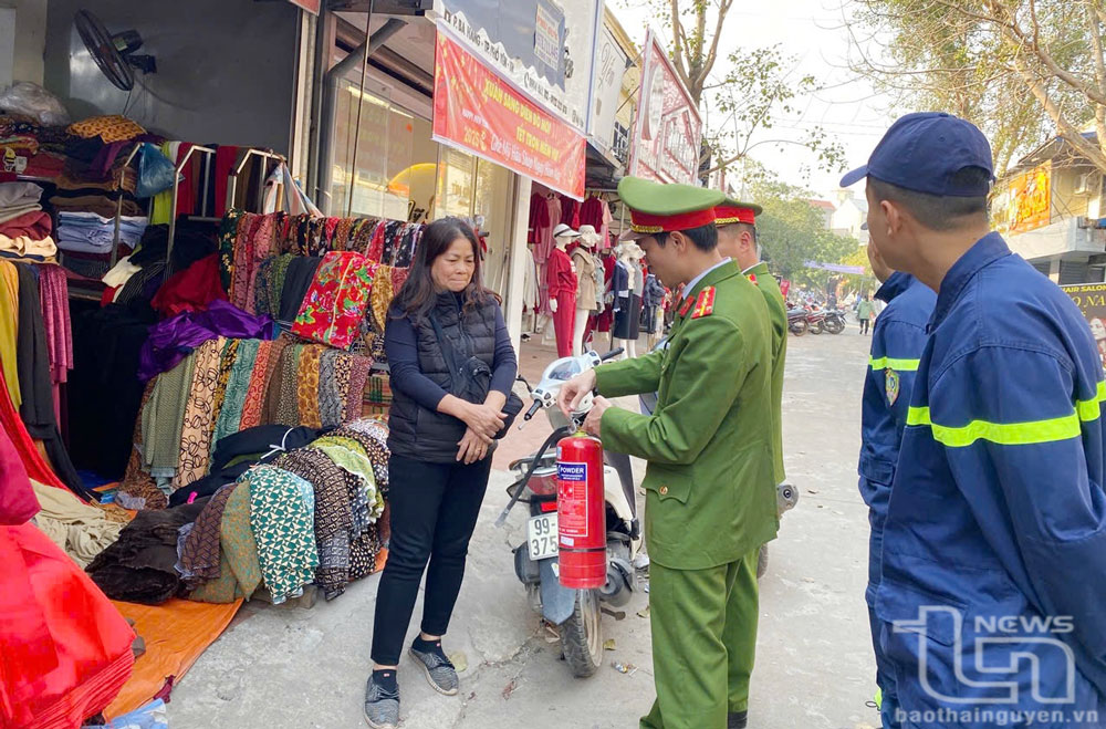 Công an phường Ba Hàng tuyên truyền tại chợ Ba Hàng về PCCC và giữ gìn trật tự an toàn giao thông.