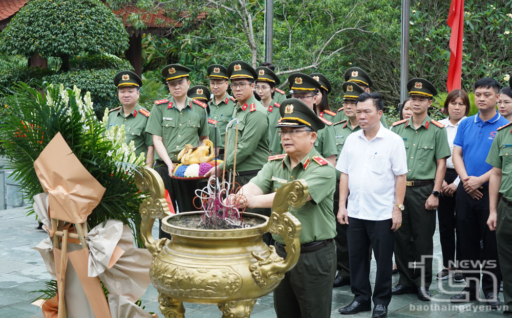 Đoàn Thanh niên Văn phòng Bộ Công an sinh hoạt chính trị tại ATK Định Hóa