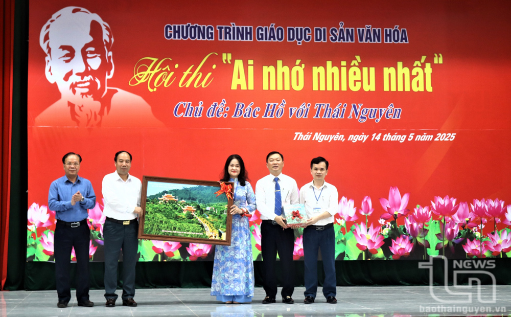 Lãnh đạo Sở Văn hóa, Thể thao và Du lịch trao tặng Trường Phổ thông Dân tộc nội trú Thái Nguyên bức tranh Nhà tưởng niệm Chủ tịch Hồ Chí Minh tại ATK Định Hóa.