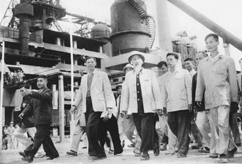 Bác Hồ thăm Khu Gang thép Thái Nguyên, ngày 1/1/1964. Ảnh: Tư liệu