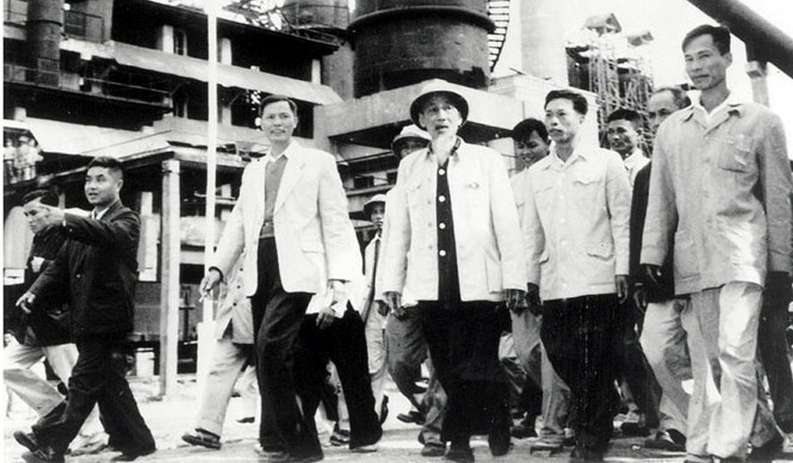 Bác Hồ thăm Khu Gang thép Thái Nguyên ngày 1/1/1964. Ảnh: Tư liệu
