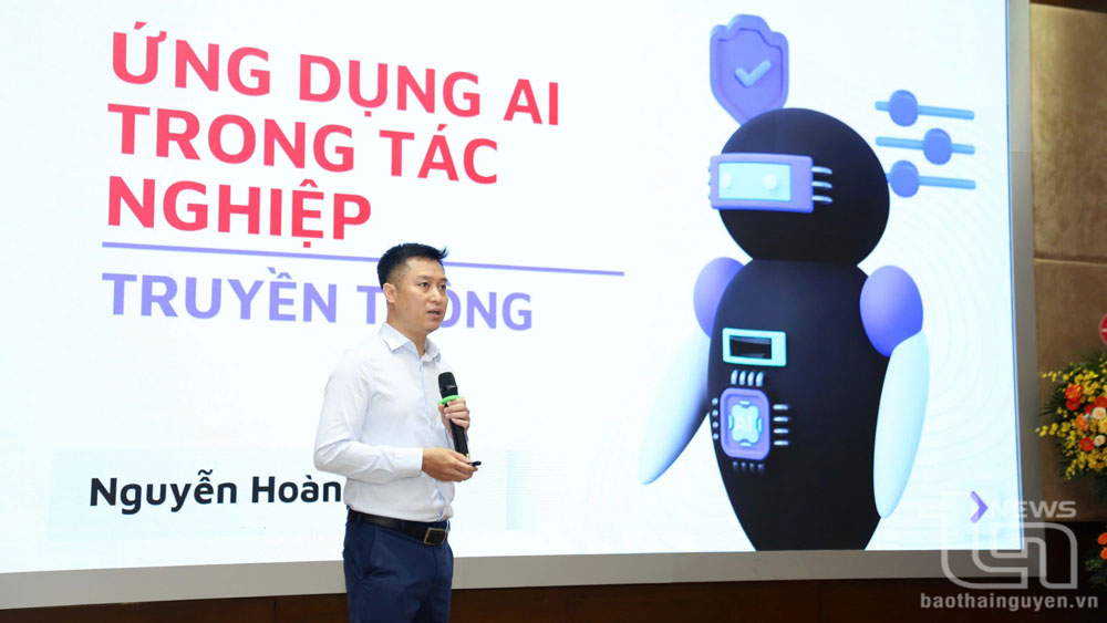 Nhà báo Nguyễn Hoàng Nhật, Phó Trưởng Ban Điện tử Báo Nhân Dân trình bày tham luận tại hội thảo.