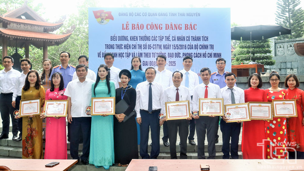 Ban Thường vụ Đảng ủy các cơ quan Đảng tỉnh Thái Nguyên khen thưởng 5 tập thể, 8 cá nhân xuất sắc trong phong trào học tập và làm theo tấm gương đạo đức Hồ Chí Minh.