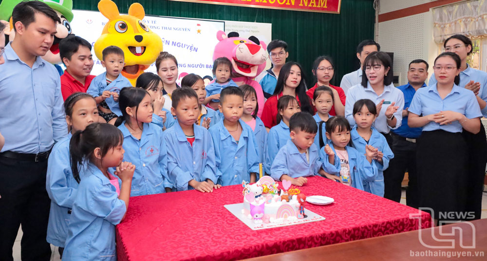 Các bệnh nhi thổi nến, cắt bánh vui Tết thiếu nhi tại Bệnh viện Trung ương Thái Nguyên.