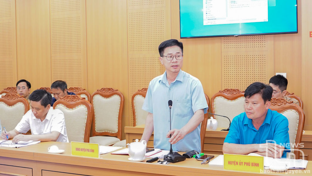 Lãnh đạo huyện Phú Bình báo cáo vụ việc tại buổi tiếp công dân.