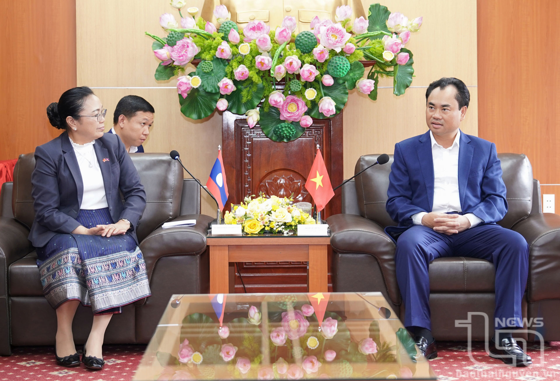 đồng chí Bí thư Tỉnh ủy Trịnh Việt Hùng bày tỏ vui mừng, phấn khởi khi được tiếp và làm việc với Đại sứ Lào tại Việt Nam.