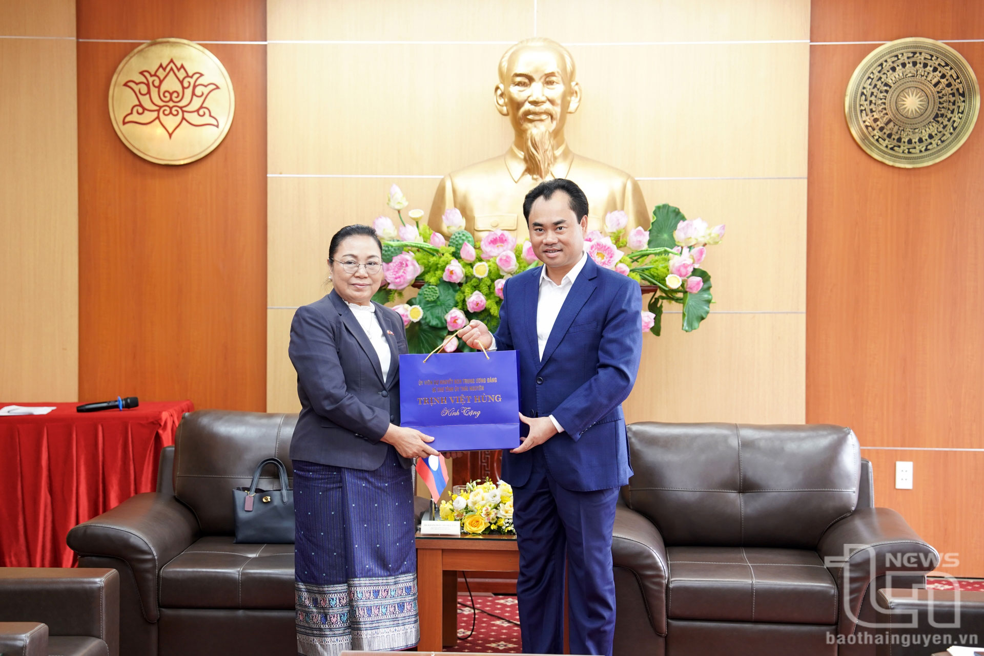 Đồng chí Trịnh Việt Hùng, Ủy viên dự khuyết Trung ương Đảng, Bí thư Tỉnh ủy tặng quà lưu niệm cho bà Khăm-Phâu Ân-Thạ-Văn, Đại sứ đặc mệnh toàn quyền nước CHDCND Lào tại Việt Nam.