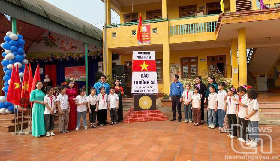 Mô hình Cột mốc quần đảo Trường Sa tại Trường Tiểu học Trại Cau.