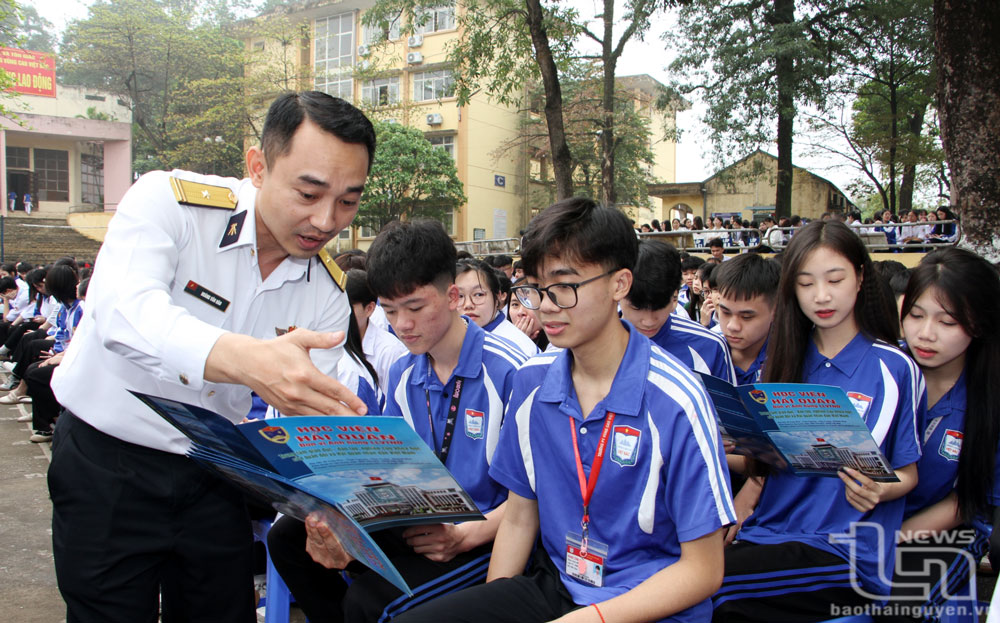 Học sinh phổ thông được tuyên truyền, tư vấn tuyển sinh vào Học viện Hải quân.