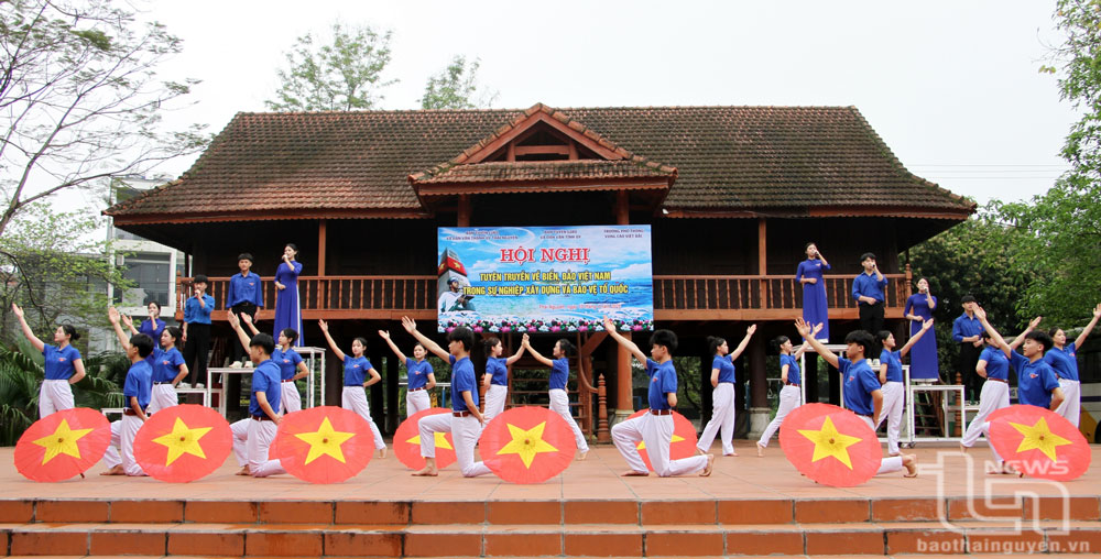 Một tiết mục hát múa ca ngợi Tổ quốc, biển đảo quê hương của Đội văn nghệ xung kích Trường Phổ thông Vùng cao Việt Bắc.