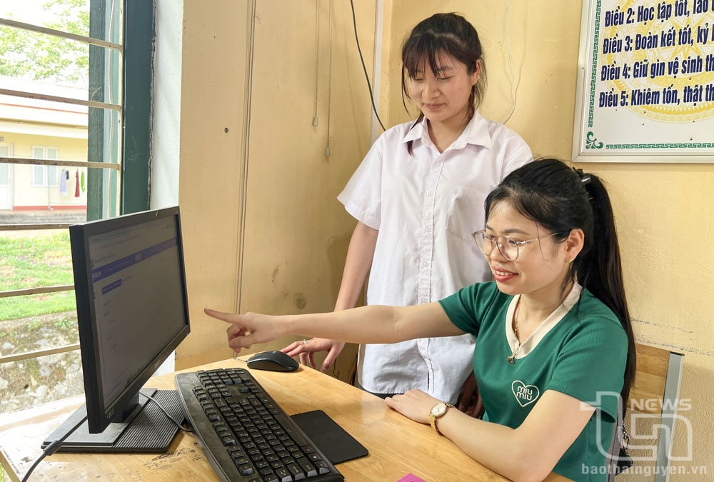 Giáo viên Trường THPT Trần Phú (Võ Nhai) hướng dẫn học sinh lớp 12 truy cập hệ thống cơ sở dữ liệu, phục vụ đăng ký, thay đổi thông tin trong Kỳ thi tốt nghiệp THPT 2025.