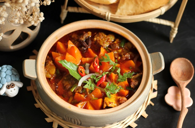 Món bò kho ăn kèm bánh mì quen thuộc trong bữa sáng. Ảnh: Bùi Thủy