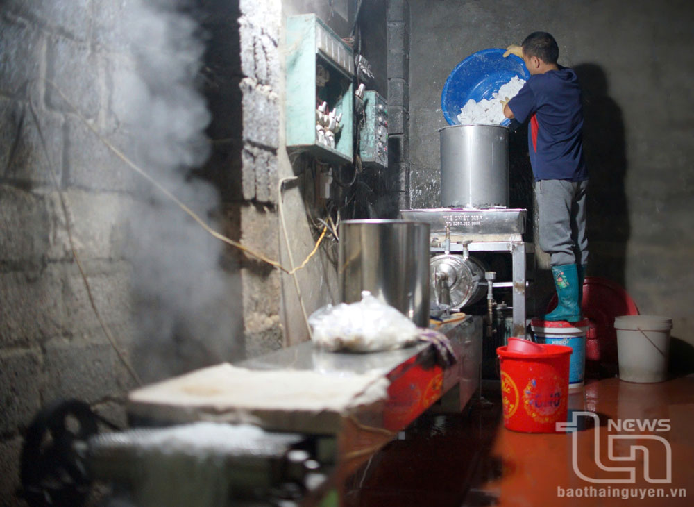 Người dân Gò Chè đầu tư máy móc làm bún cho năng suất, chất lượng cao hơn.