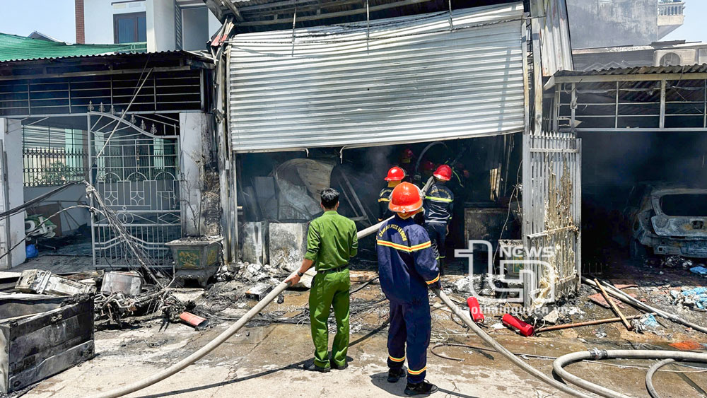 Lực lượng Cảnh sát Phòng cháy chữa cháy kịp thời khống chế đám cháy.
