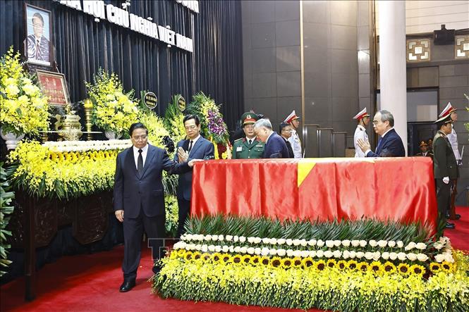 Đoàn Chính phủ do đồng chí Phạm Minh Chính, Ủy viên Bộ Chính trị, Thủ tướng Chính phủ làm Trưởng đoàn vào viếng đồng chí Trần Đức Lương và chia buồn cùng gia quyến.