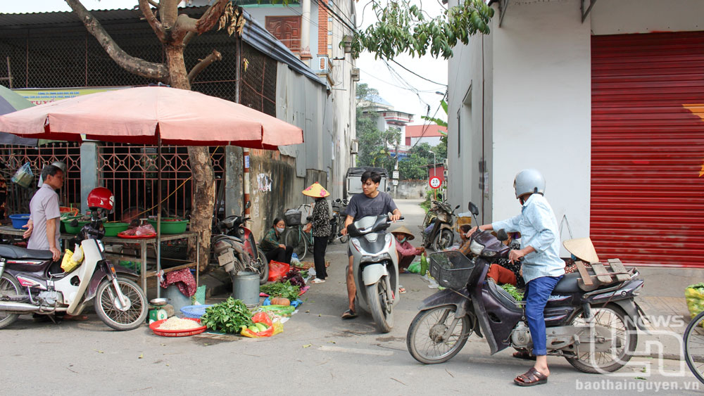 Hàng hóa còn được bày bán cả lối đi vào các ngõ nhỏ, khiến việc đi lại gặp nhiều khó khăn.