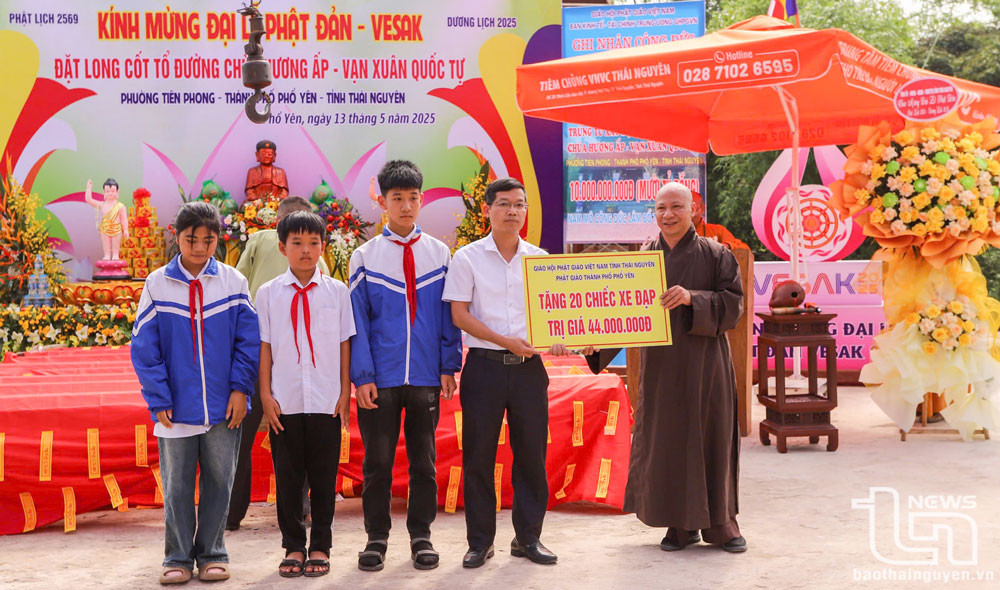 Giáo hội Phật giáo Việt Nam tỉnh Thái Nguyên tặng xe đạp cho học sinh trên địa bàn TP. Phổ Yên.