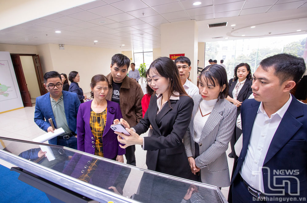 Đại diện Công ty CP Misa giới thiệu một số tính năng sử dụng trí tuệ nhân tạo trên nền phần mềm kế toán của công ty với đại diện một số doanh nghiệp của tỉnh Thái Nguyên.