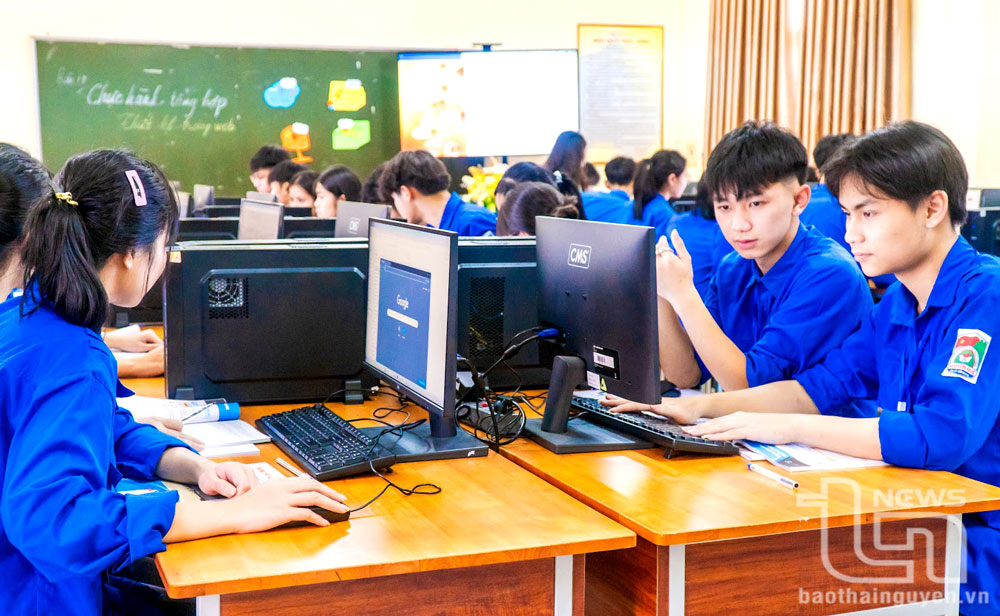 Học sinh Trường THPT Nguyễn Huệ ứng dụng trí tuệ nhân tạo thực hành xây dựng, thiết kế website. Ảnh: Thu Nga