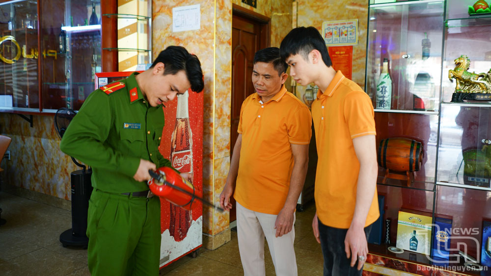 Công an phường Phan Đình Phùng (TP. Thái Nguyên) hướng dẫn cơ sở kinh doanh đảm bảo an toàn phòng cháy chữa cháy trong dịp nghỉ lễ.