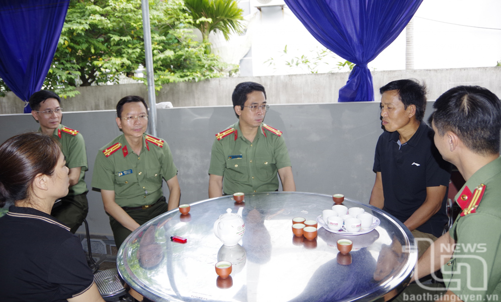 Công an tỉnh Thái Nguyên động viên gia đình Liệt sĩ Công an nhân dân Nguyễn Đăng Khải
