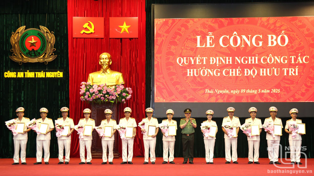 Đại tá Bùi Đức Hải, Ủy viên Ban Thường vụ Tỉnh ủy, Bí thư Đảng ủy, Giám đốc Công an tỉnh, trao quyết định cho các đồng chí nghỉ chế độ hưu trí.