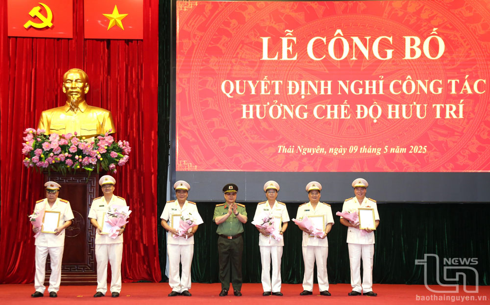 Đại tá Bùi Đức Hải, Ủy viên Ban Thường vụ Tỉnh ủy, Bí thư Đảng ủy, Giám đốc Công an tỉnh trao quyết định cho các đồng chí nghỉ chế độ hưu trí.