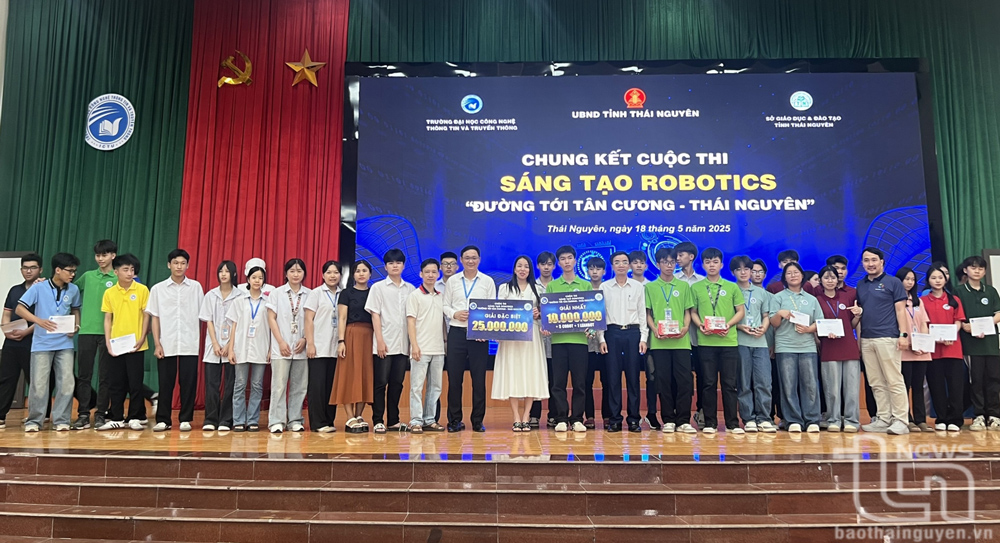 Đại diện Ban Tổ chức trao thưởng cho Đội thi Trường THPT Điềm Thụy.