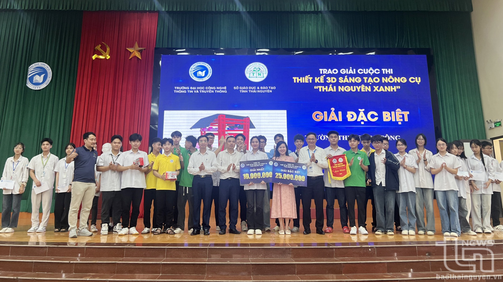 Đại diện Ban Tổ chức trao thưởng cho Đội thi Trường THPT Sông Công.