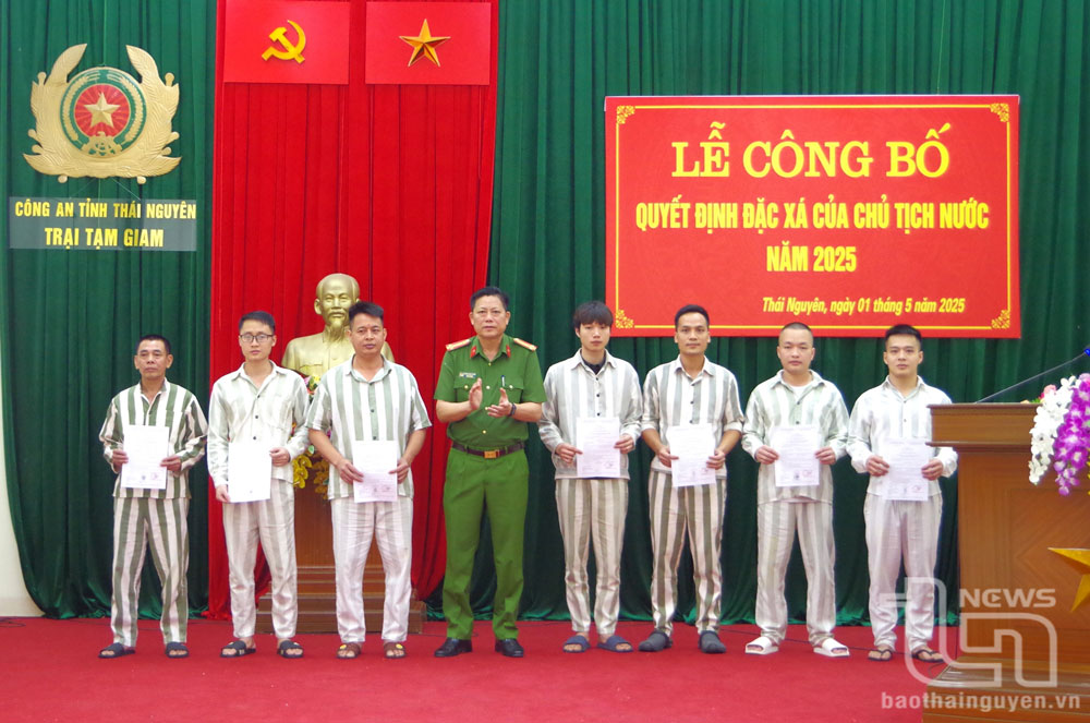 Đại tá Dương Đình Thành, Phó Giám đốc Công an tỉnh Thái Nguyên, trao Quyết định đặc xá cho các phạm nhân.