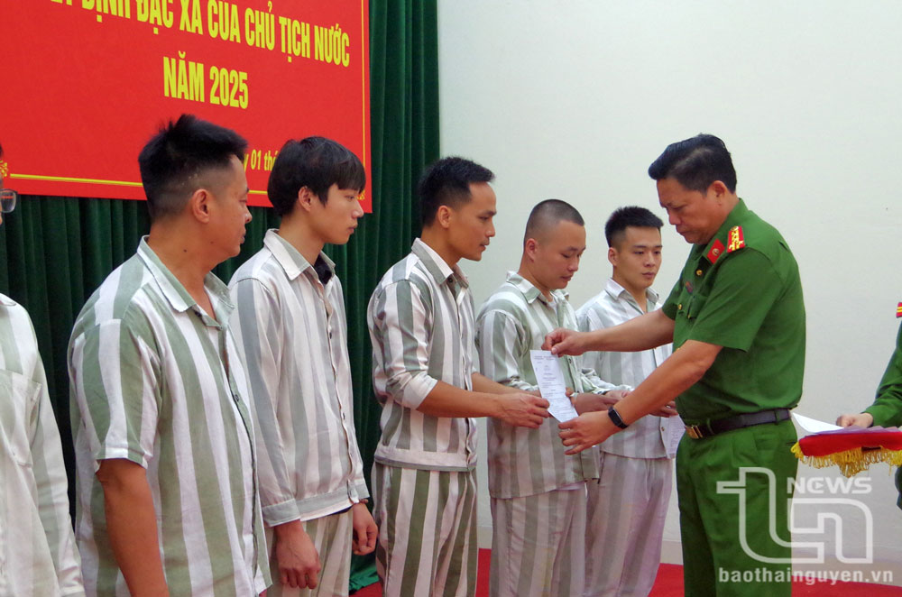 Đại tá Dương Đình Thành, Phó Giám đốc Công an tỉnh Thái Nguyên, trao Quyết định đặc xá cho các phạm nhân.