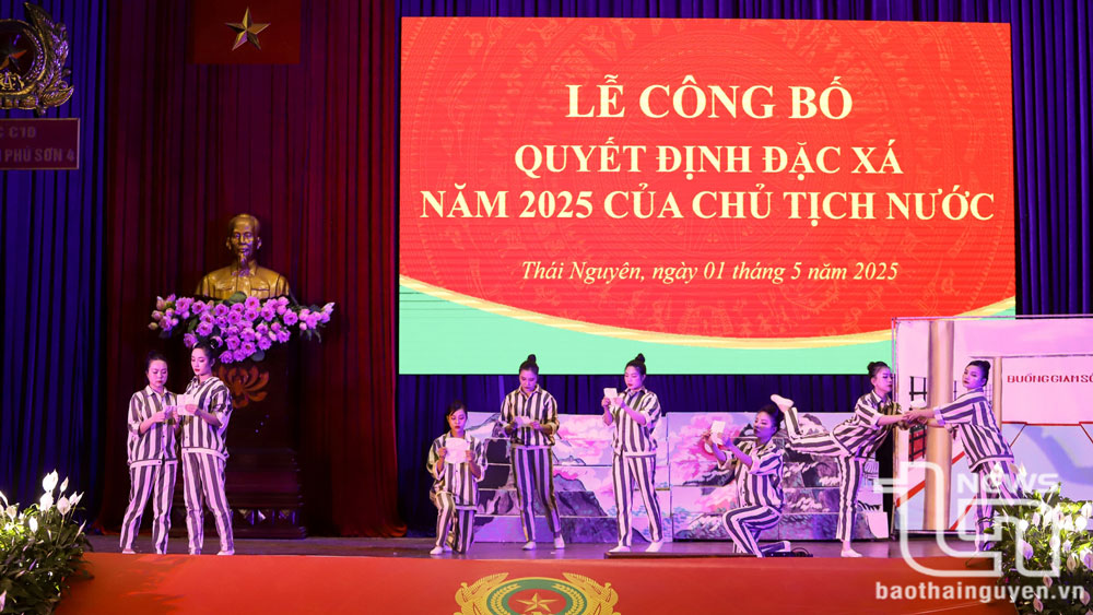 Tiết mục ca múa nhạc do các phạm nhân biểu diễn tại buổi Lễ.