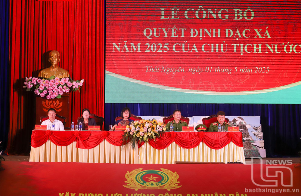 Các đại biểu dự buổi lễ.