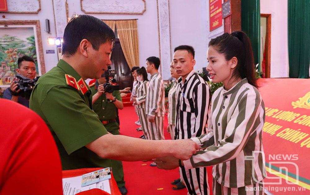 Thiếu tướng Nguyễn Ngọc Tuyến, Phó Cục trưởng Cục Cảnh sát quản lý trại giam, Bộ Công an, trao Quyết định đặc xá năm 2025 của Chủ tịch nước cho các phạm nhân.