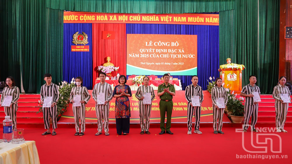 Đồng chí Đặng Hoàng Oanh, Thứ trưởng Bộ Tư pháp, thành viên Hội đồng tư vấn đặc xá năm 2025 và Thiếu tướng Nguyễn Ngọc Tuyến, Phó Cục trưởng Cục Cảnh sát quản lý trại giam, Bộ Công an, trao trao Quyết định đặc xá năm 2025 của Chủ tịch nước cho các phạm nhân.
