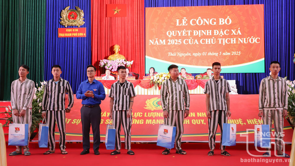 Đại diện Tỉnh đoàn Thái Nguyên trao quà cho các phạm nhân được đặc xá.