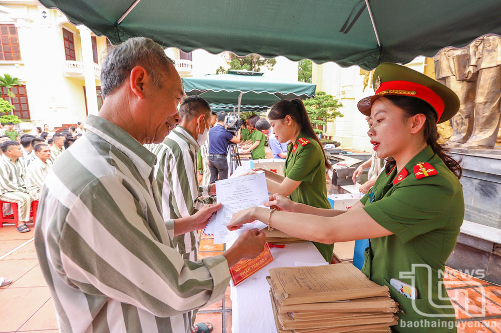 Cán bộ Trại giam Phú Sơn 4 hướng dẫn phạm nhân được đặc xá dịp này một số thủ tục cần hoàn thiện tại địa phương.