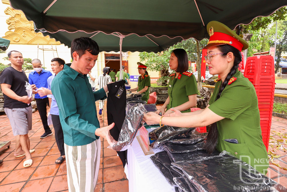 Các phạm nhân xếp hàng làm thủ tục ra trại.