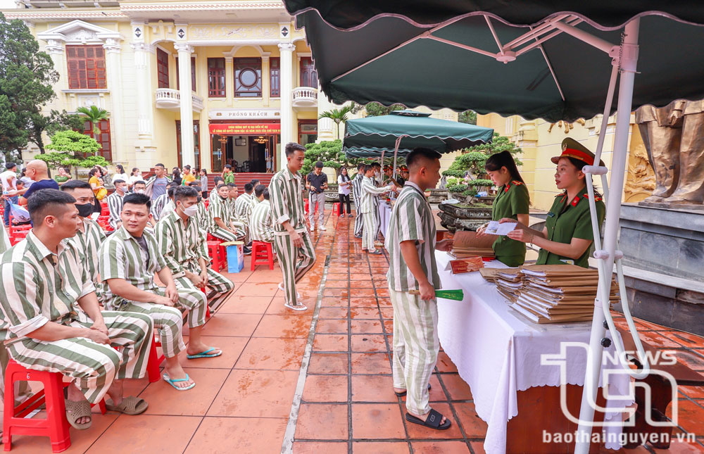 Các phạm nhân xếp hàng làm thủ tục ra trại.