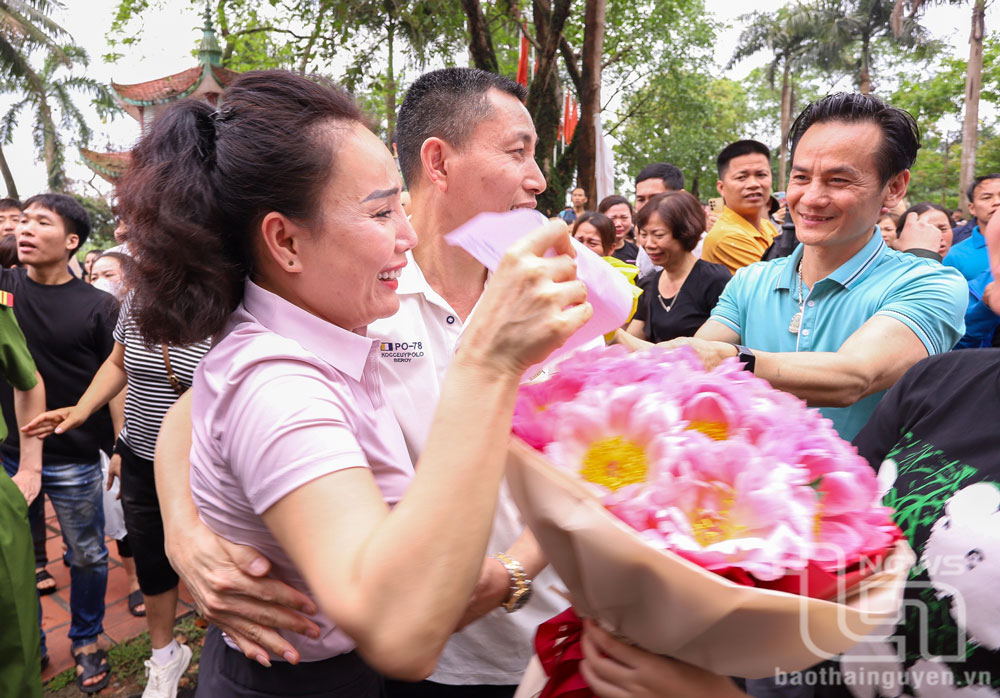 Phạm nhân và người thân vui mừng đoàn tụ.